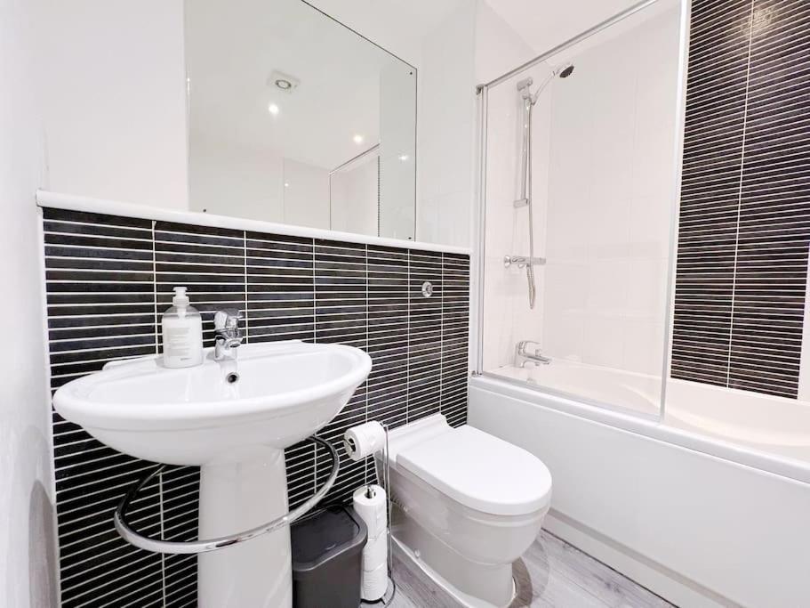 Stylish Seaview One-Bedroom Apt Swansea Eksteriør billede